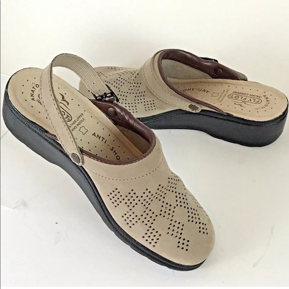 fly flot leather clogs